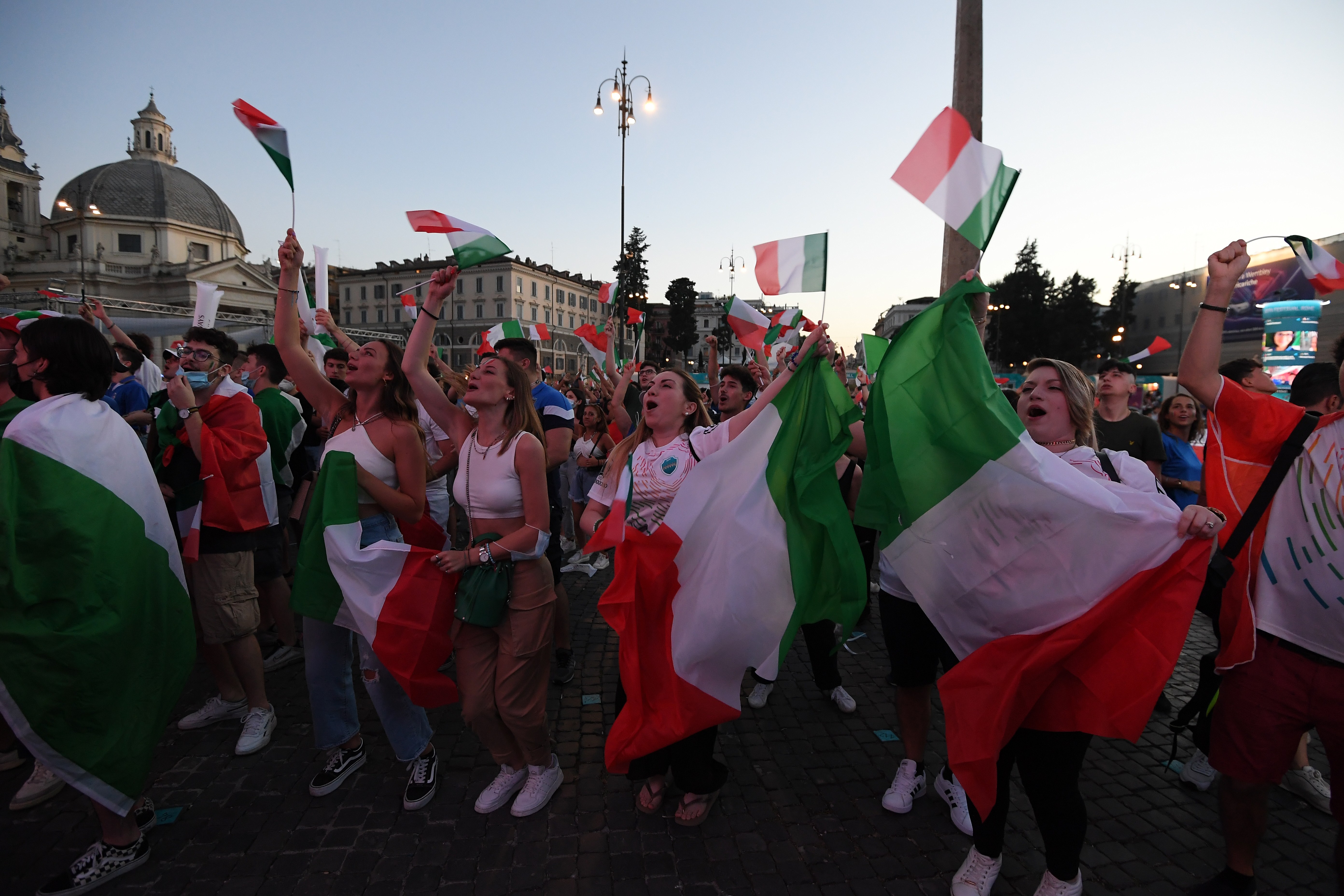 观众在欧洲国家杯比赛中为他们的队伍欢呼 观众在欧洲国家杯比赛中为他们的队伍欢呼