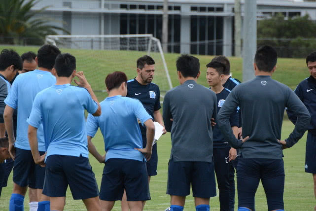 广州富力困扰不断，球迷呼吁更换主帅的简单介绍