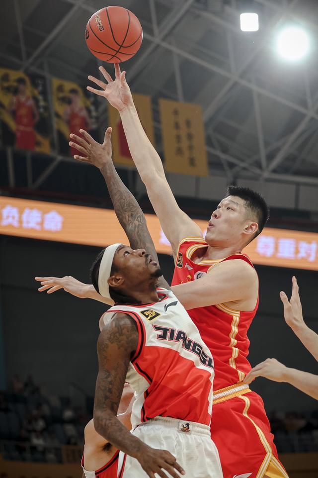 江苏男篮战胜四川男篮,取得季后赛关键胜利 江苏男篮战胜四川男篮,取得季后赛关键胜利