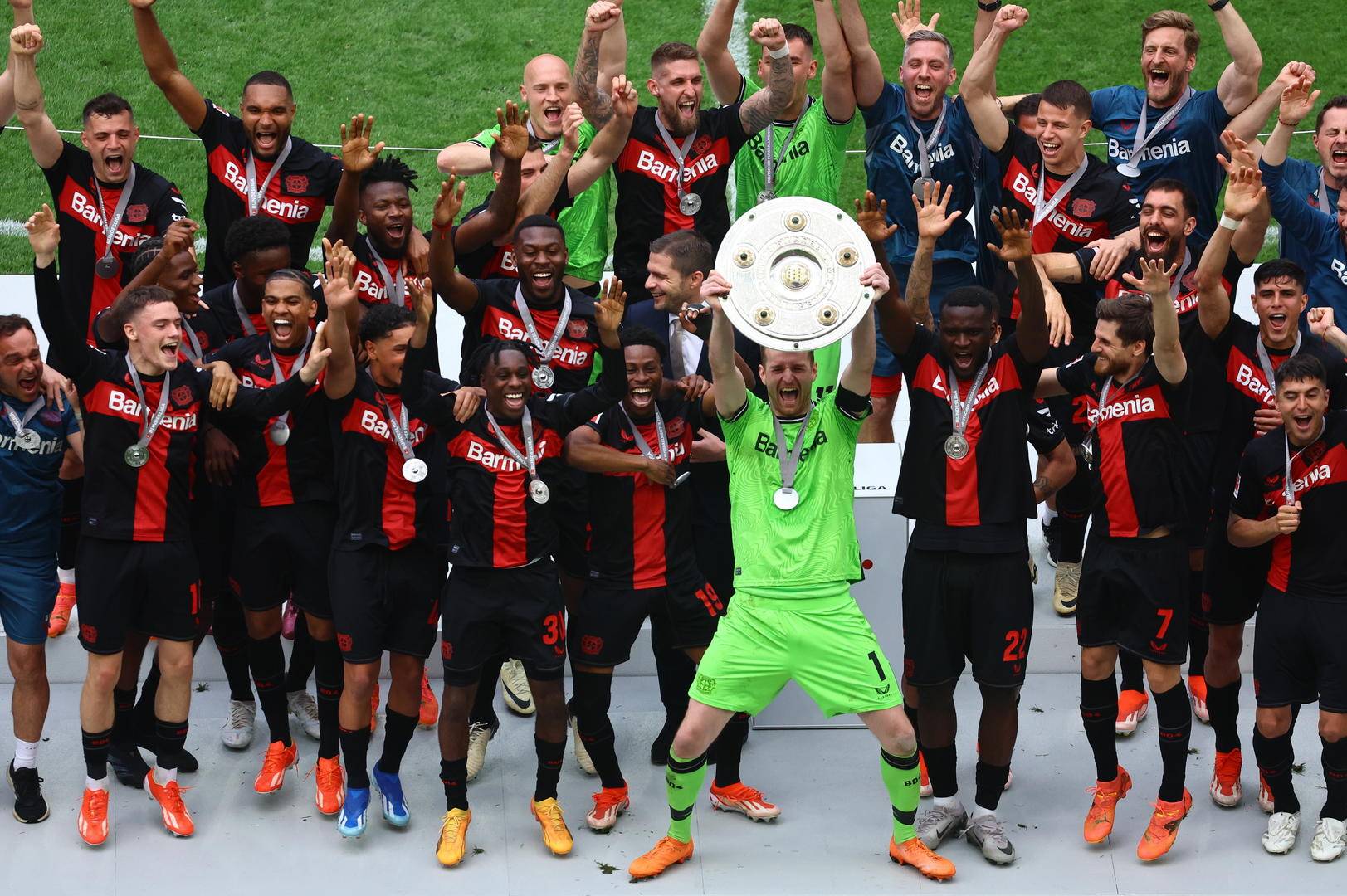 包含纽伦堡逼平沃尔夫斯堡，保级形势依然严峻的词条