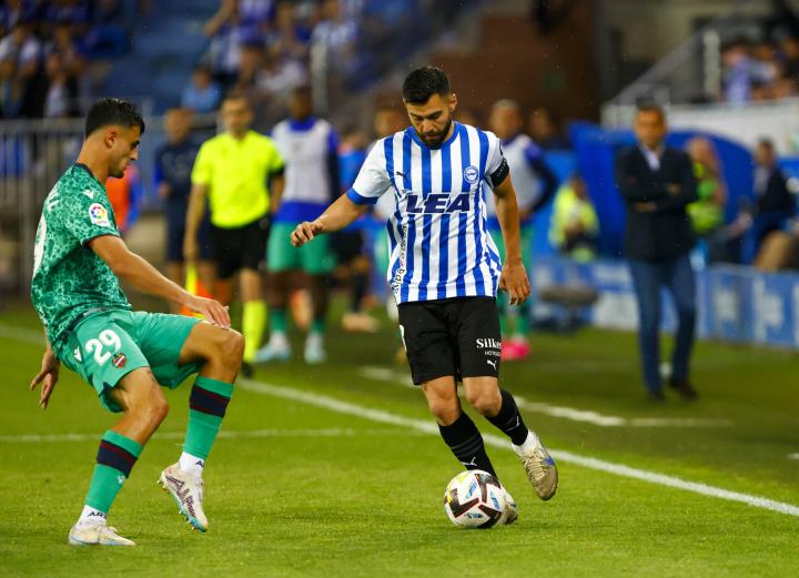 瓦伦西亚俱乐部新援抵达训练基地 瓦伦西亚俱乐部新援抵达训练基地