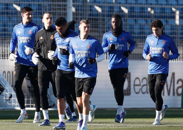 瓦伦西亚俱乐部新援抵达训练基地 瓦伦西亚俱乐部新援抵达训练基地