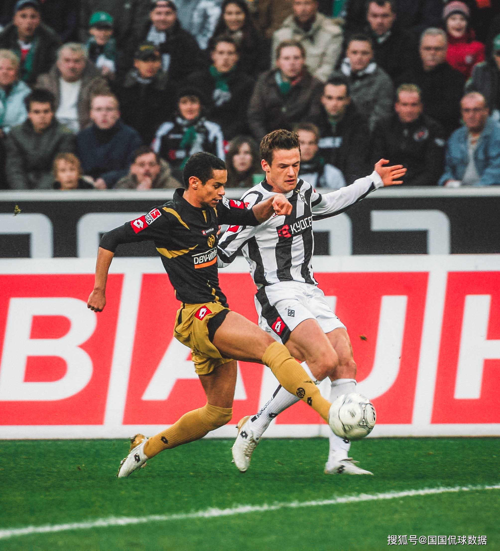 美因茨队对阵汉堡队,球迷热情加油呐喊的简单介绍 美因茨队对阵汉堡队,球迷热情加油呐喊的简单介绍