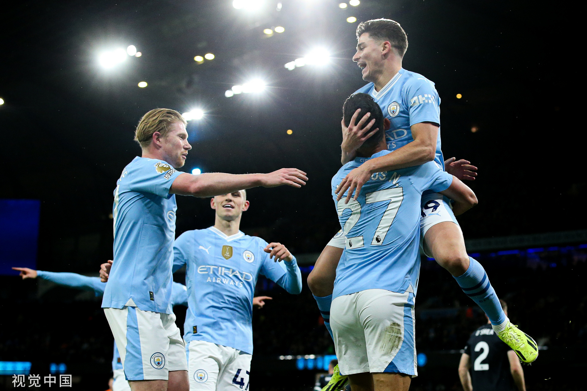 包含实力碾压！曼城轻松击败对手取得两连胜的词条