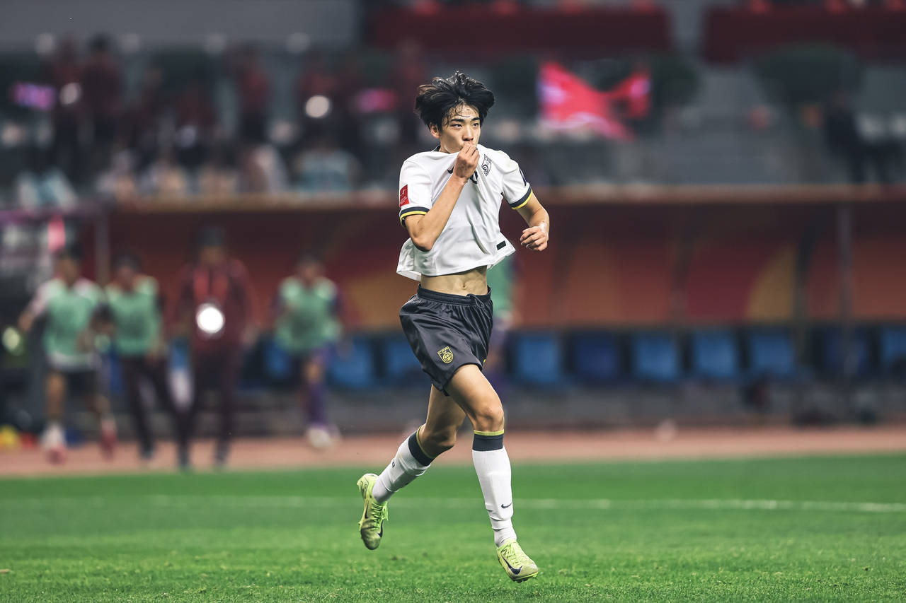 国内足球比赛:年轻球员表现出色 国内足球比赛:年轻球员表现出色