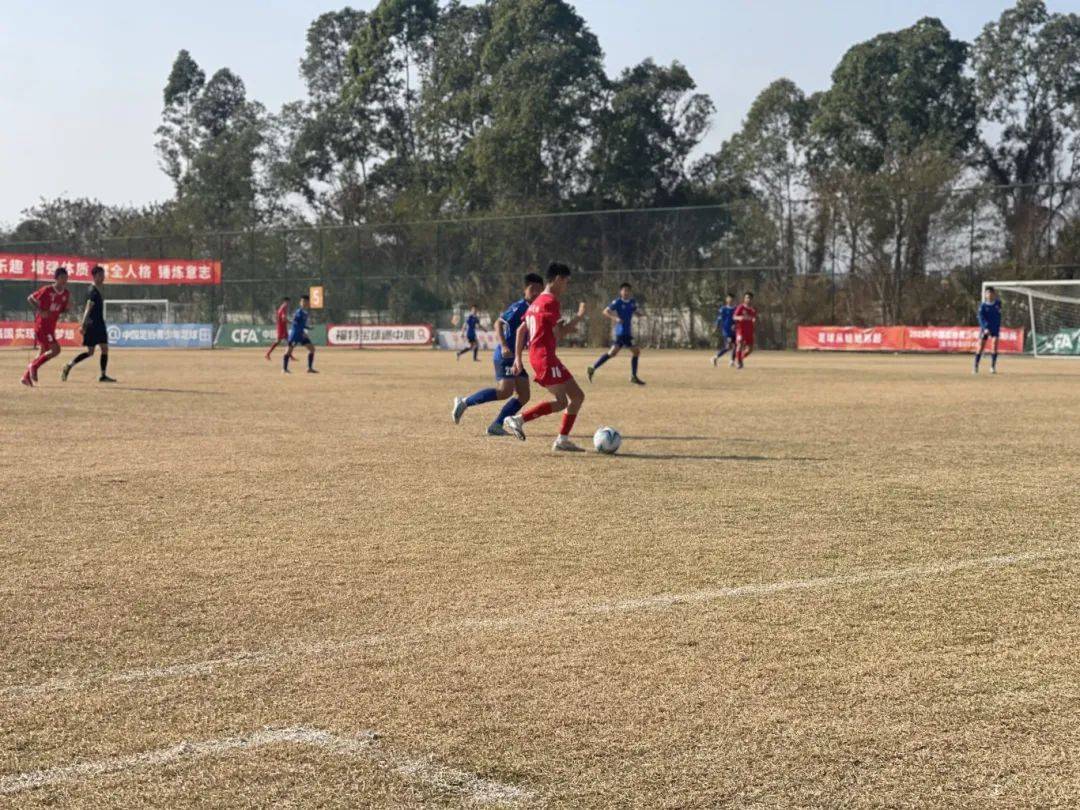 国内足球比赛:年轻球员表现出色 国内足球比赛:年轻球员表现出色