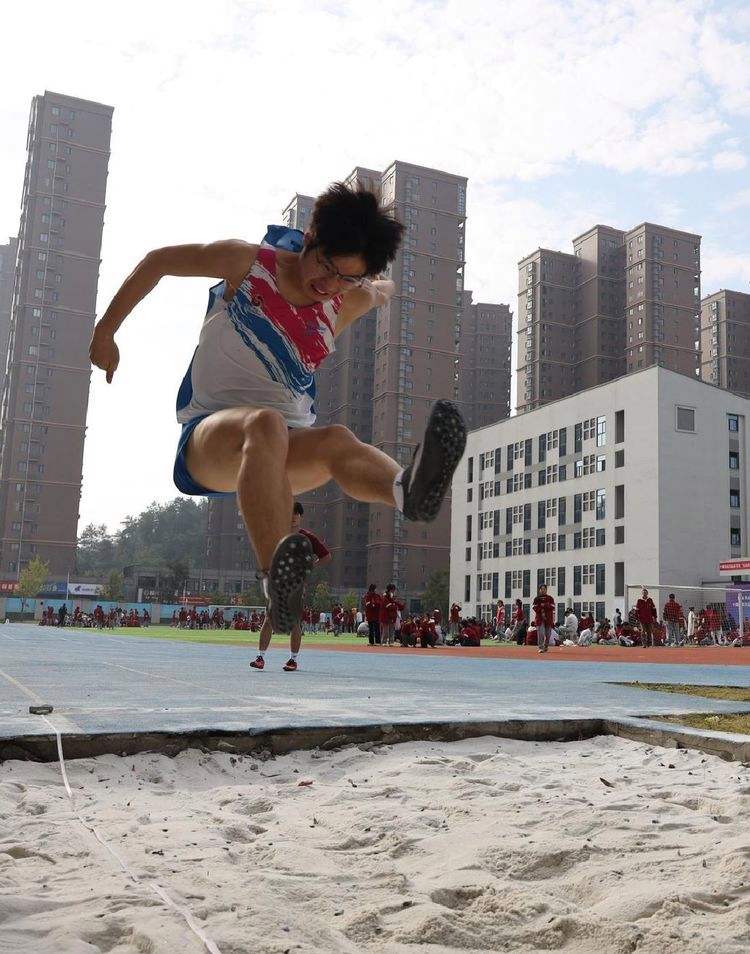 精彩激烈的争夺，球队在赛场上奋勇拼搏