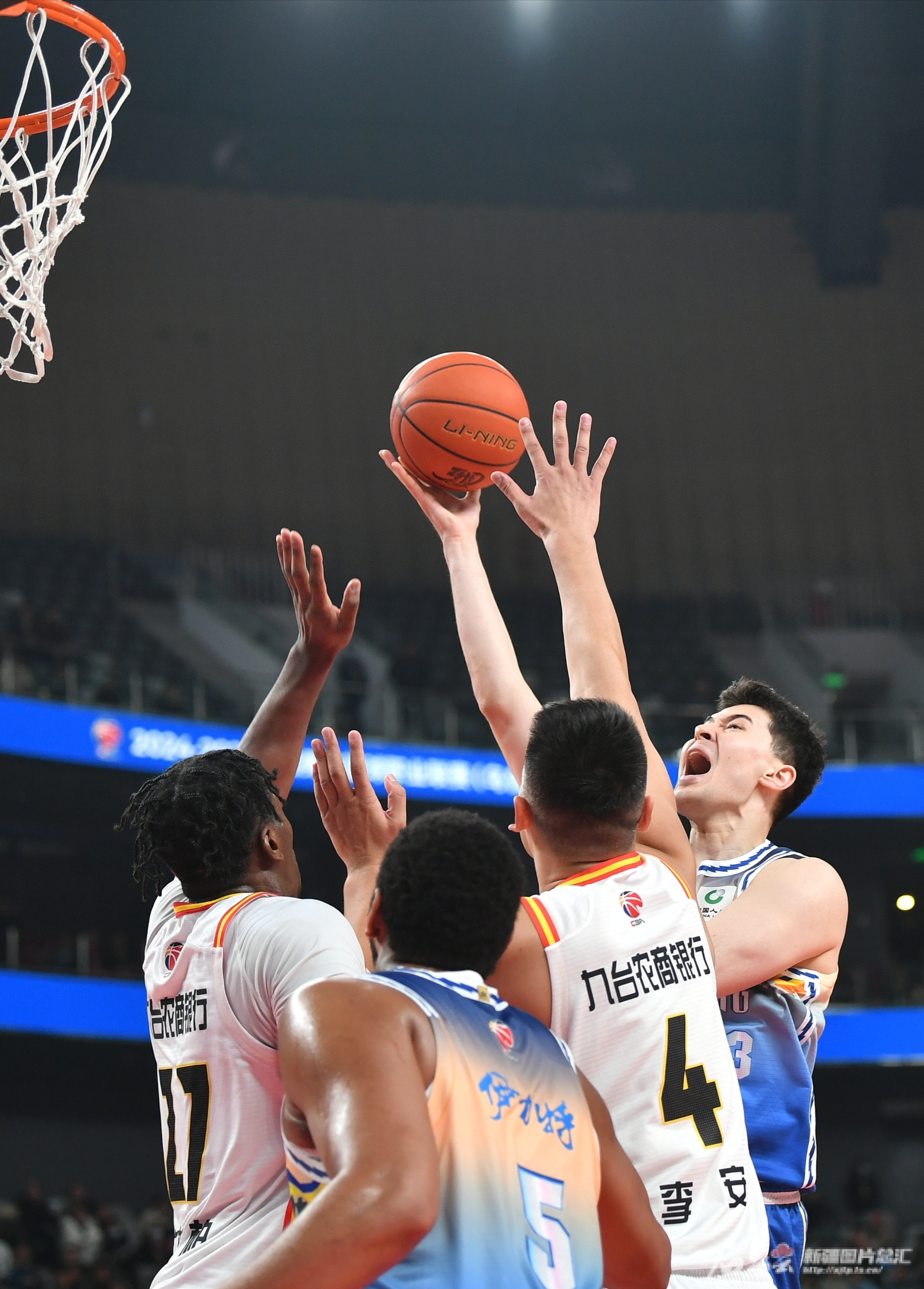 CBA总决赛:新疆队再胜一场遥遥领先 CBA总决赛:新疆队再胜一场遥遥领先