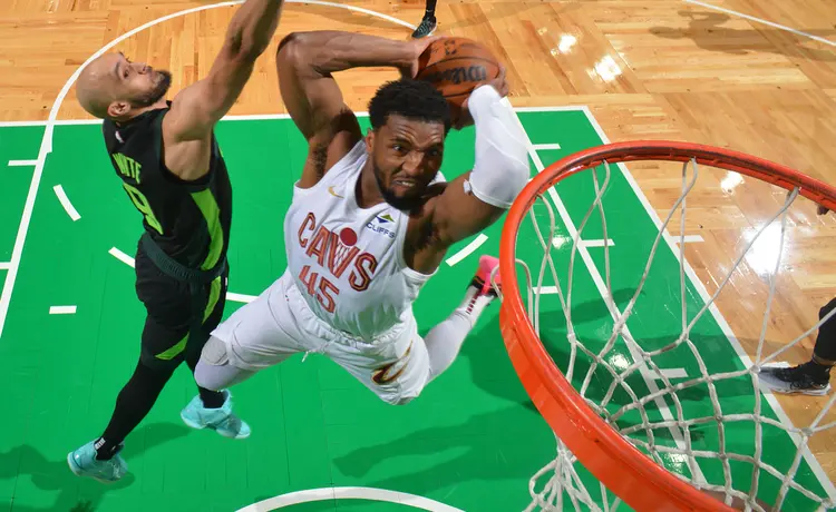 爵士大胜小牛,米切尔砍下全队最高分 爵士大胜小牛,米切尔砍下全队最高分