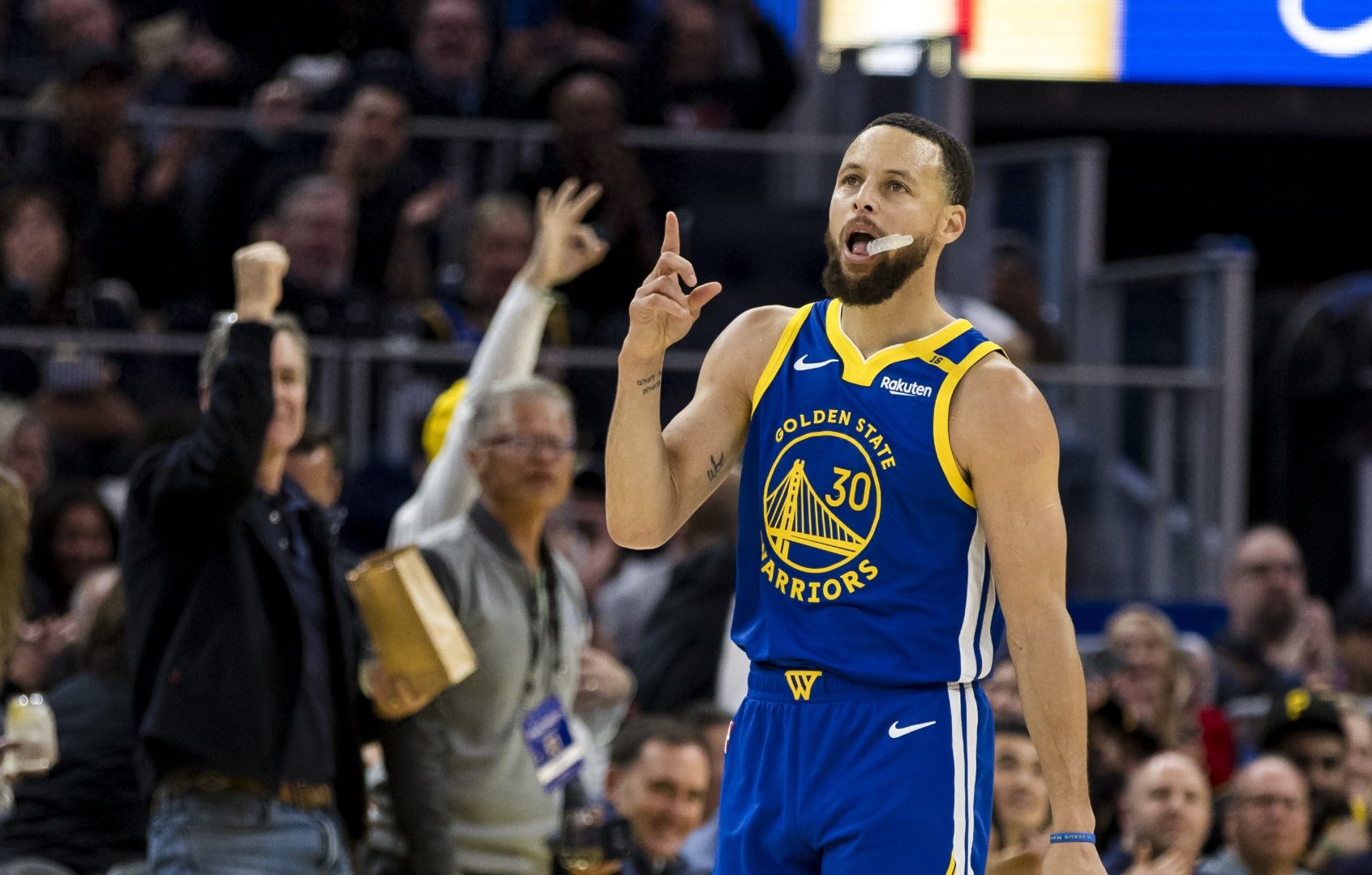 勇士大胜篮网,库里状态回暖 勇士大胜篮网,库里状态回暖